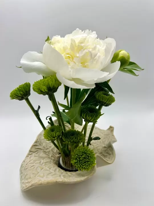 Leaf-shaped Ikebana Vase Embossed w/ Vines in Winter White