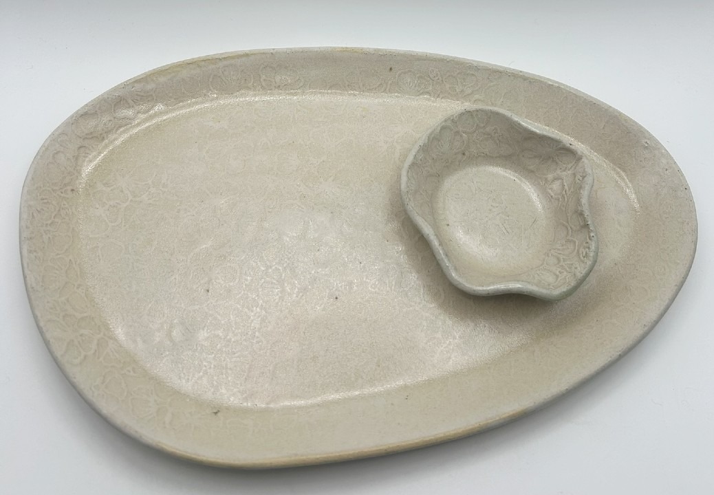 Pebble Plate Set w/ Cherry Blossoms in Winter White - Image 4