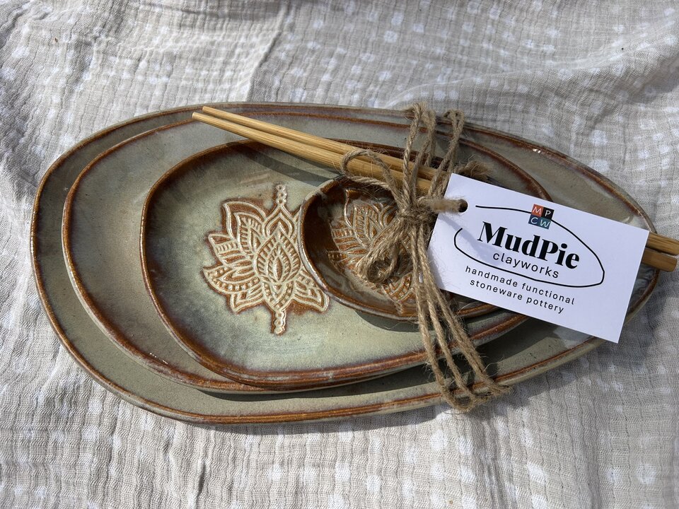 Pebble Plate Set w/ Lotus Flower in Rustic Pearl