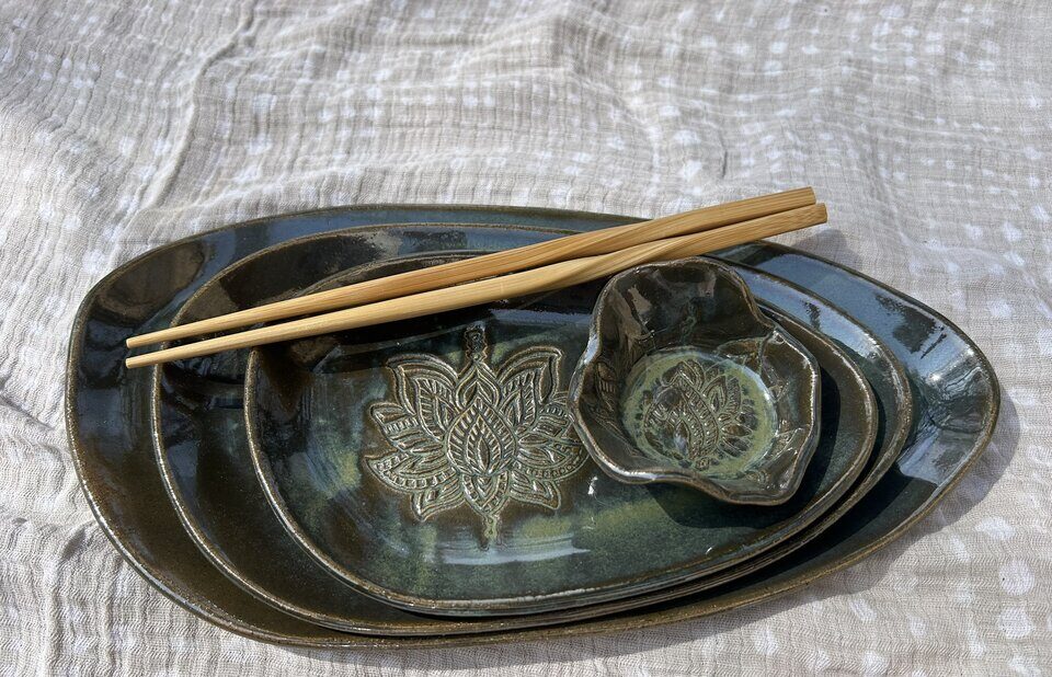 Pebble Plate Set w/ Lotus Flower in Turtleback Green