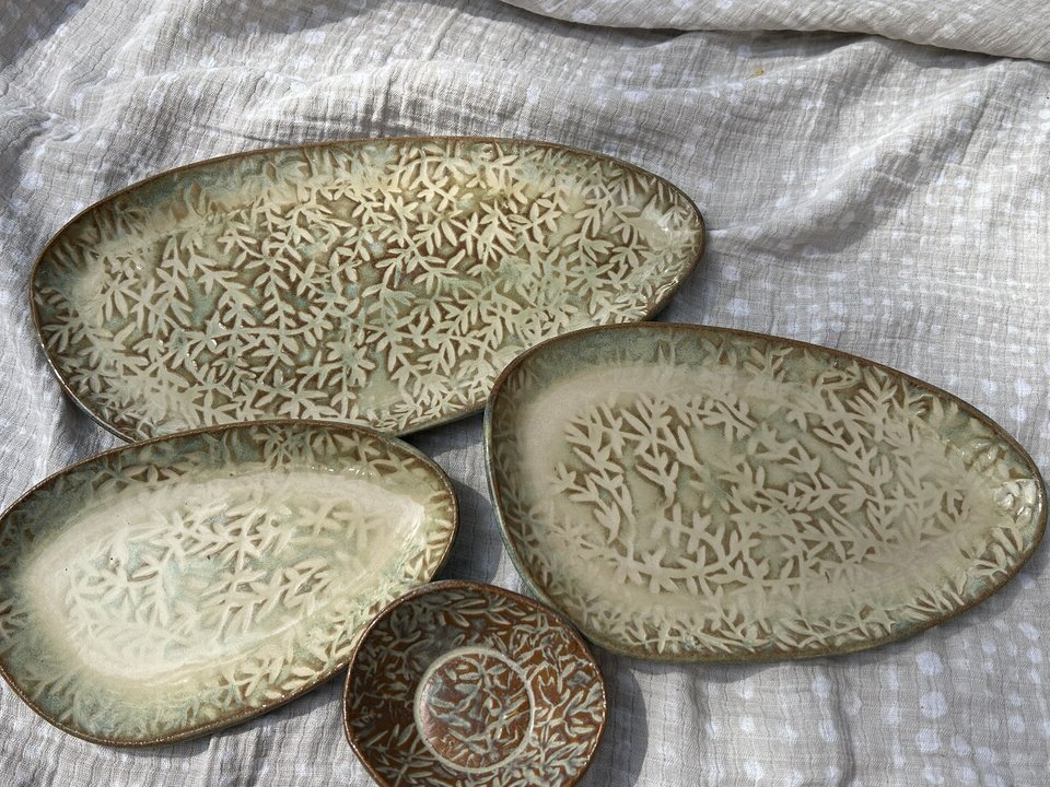 Pebble Plate Set w/ Vines in Rustic Pearl - Image 4