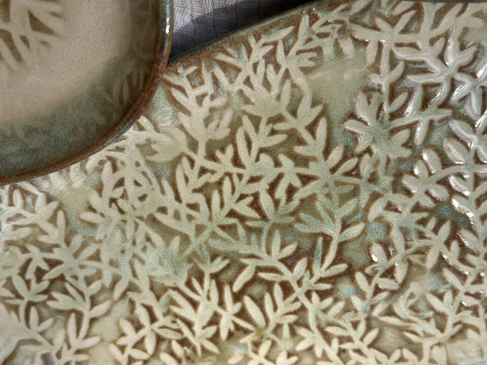 Pebble Plate Set w/ Vines in Rustic Pearl - Image 3