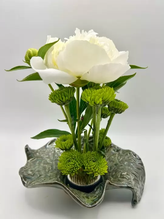 Leaf Ikebana Vase Embossed w/ Vines in Turtleback Green
