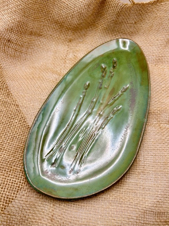 Pebble-Shaped, Embossed Asparagus Tray in Bright Grassy Green